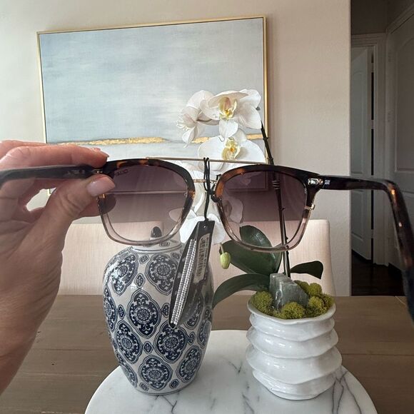 Quay SWEET DREAMS Rounded Square
Sunglasses with Brow Bar - Picture 6 of 6